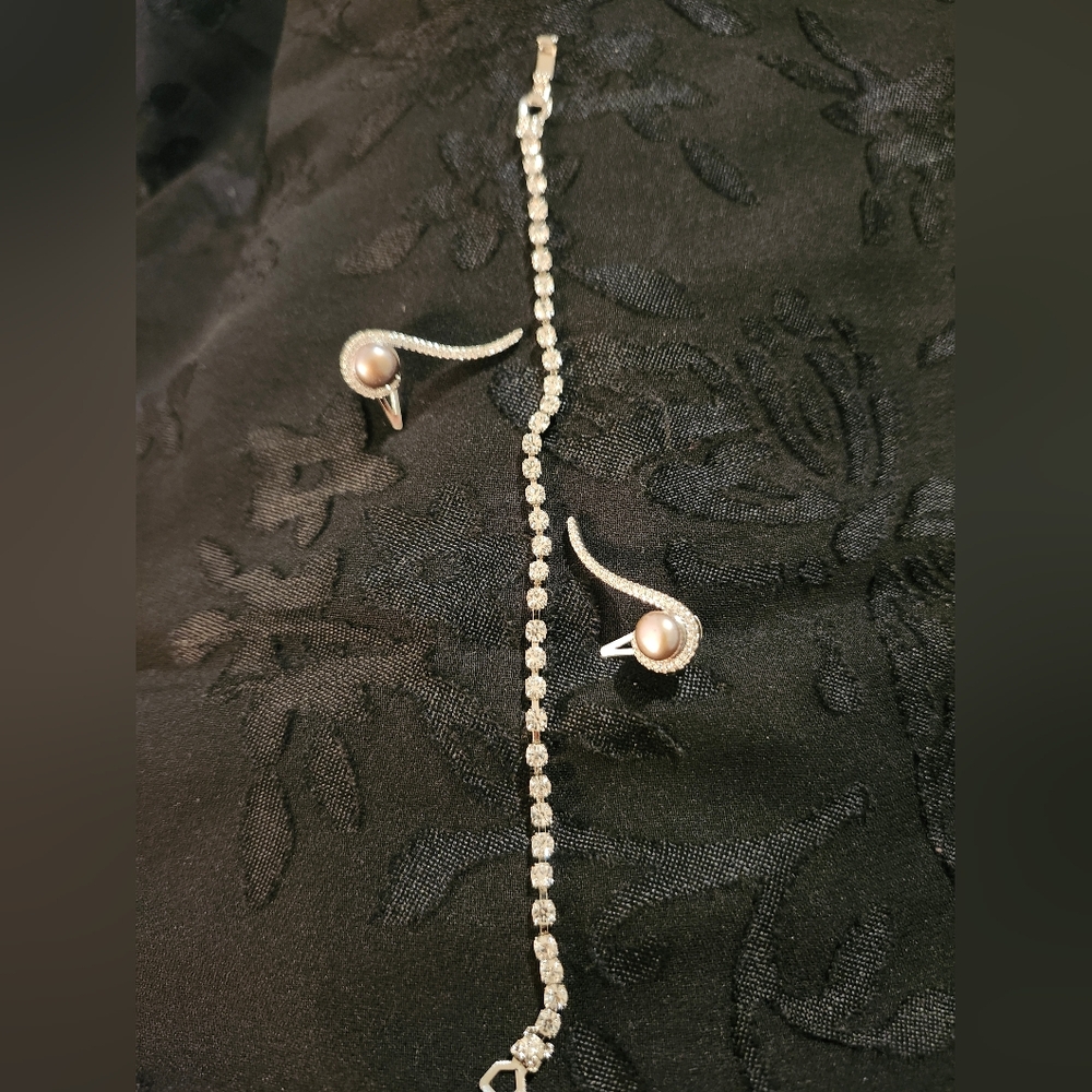 Elegant Silver and Pearl Jewelry Set